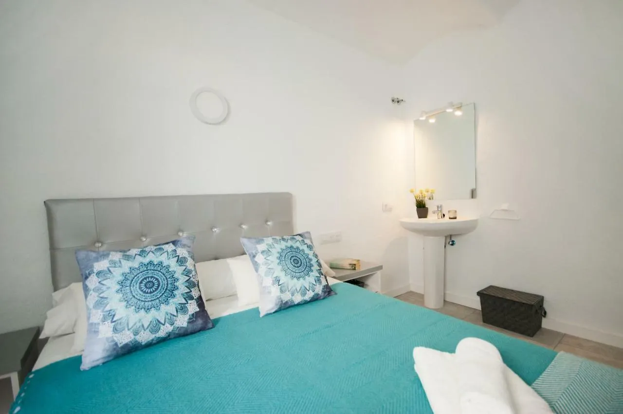 Lets Holidays Rooms 卡达克斯 0*,