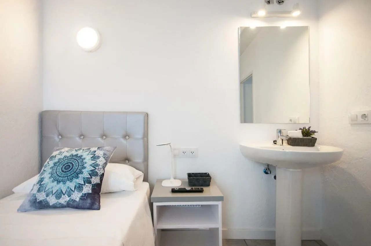 Lets Holidays Rooms Cadaques Hostel